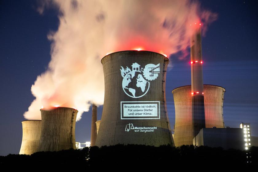An einen Kühlturm des Braunkohlekraftwerks hat die Initiative ihre Botschaft projiziert.