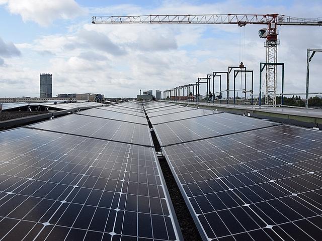 Photovoltaik-Anlage auf einem Flachdach in Berlin