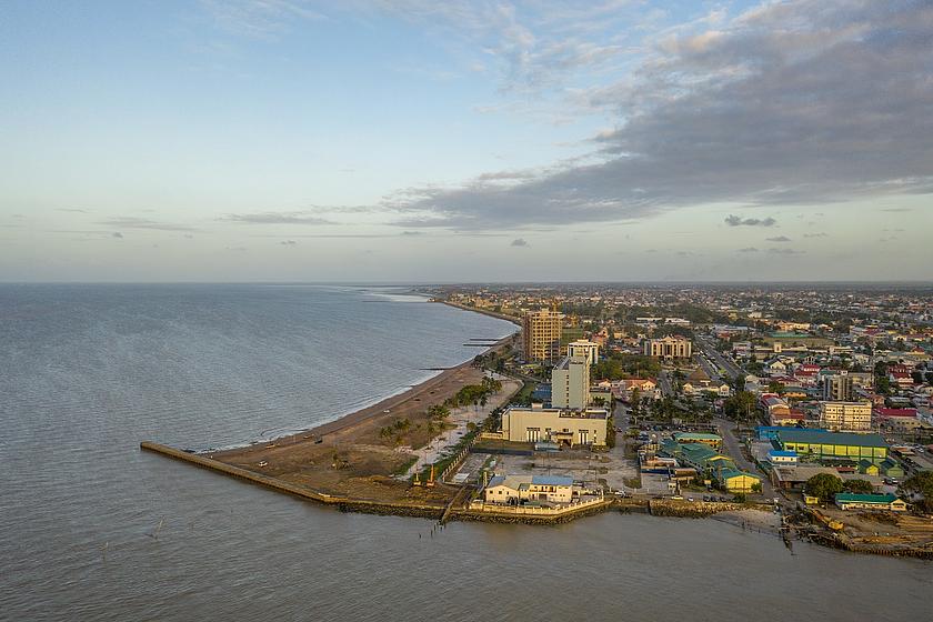 Zu sehen ist die Hauptstadt Guyanas, Georgetown, an der Küste.