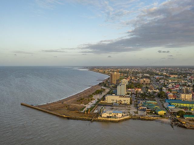 Zu sehen ist die Hauptstadt Guyanas, Georgetown, an der Küste.