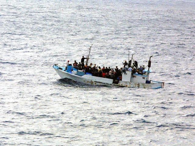 Viele Menschen in einem baufälligen Boot