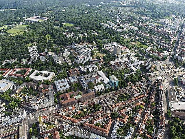Bei urbanen Wärmeinseln in Städten wie Karlsruhe spielen Faktoren wie Besiedlung, Flächenversiegelung, Vegetation, Wärmeabstrahlung von Gebäuden, Industrie und Verkehr zusammen. (Foto: KIT)