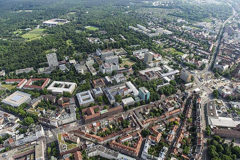 Bei urbanen Wärmeinseln in Städten wie Karlsruhe spielen Faktoren wie Besiedlung, Flächenversiegelung, Vegetation, Wärmeabstrahlung von Gebäuden, Industrie und Verkehr zusammen. (Foto: KIT)