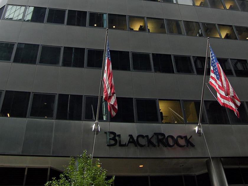 Außenansicht des Eingangs vom Bürogebäude von Blackrock. "BlackRock" ziert den Eingang eines dunklen Hochauses.