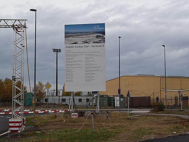 Bauschild am Eingang des zukünftigen Terminal drei am Frankfurter Flughafen.