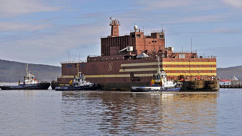 Das schwimmende Atomkraftwerk Akademik Lomonossow im Hafen von Murmansk.
