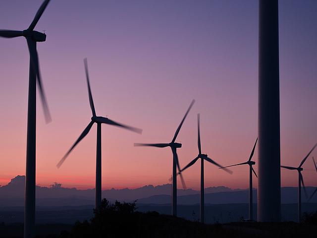 Vor allem die Windenergie verzeichnete im Oktober einen wahren Höhenflug. Insgesamt kamen die Erneuerbaren auf einen Anteil von über 44 Prozent an der Stromerzeugung in Deutschland. (Foto: <a href="https://pixabay.com/de/windm%C3%BChlen-energie-alternative-wind-984137/" target="_blank">Free-Photos / pixabay.com</a>, CC0 Creative Commons)