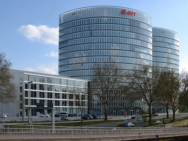 Bild der Zentrale von E.ON in Essen. zwei Glastürme, vor einer Straße.