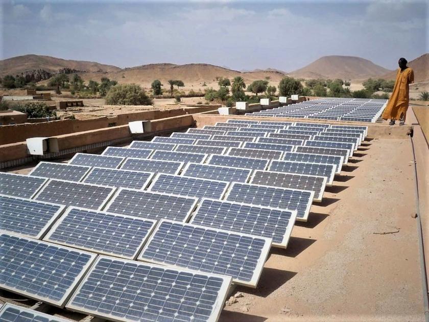 Photovoltaikanlage-Anlage auf einem Dach (Nordafrika)