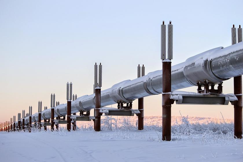Schneebedeckte Ölpipeline in Alaska