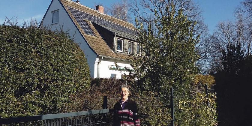 Solarpionierin Irmgard Raupach vor ihrem Haus mit Solaranlage