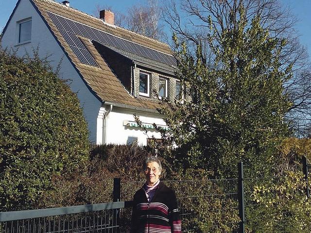 Solarpionierin Irmgard Raupach vor ihrem Haus mit Solaranlage