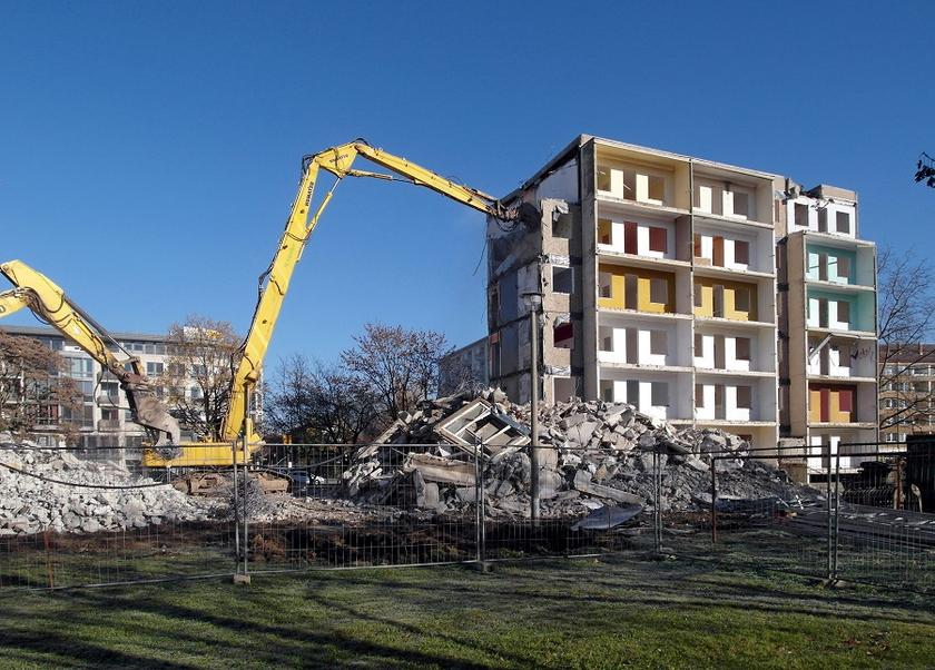 Abriss eines Plattenbau-Wohnblocks in Dresden