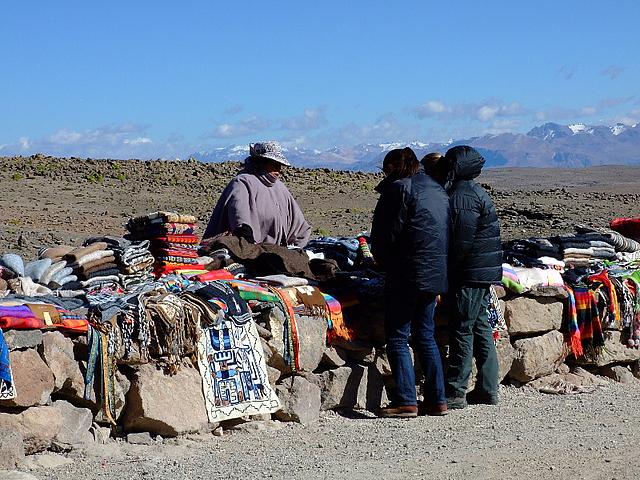 Straßenmarkt in Peru auf fast 5.000 Metern Höhe. Die KfW finanziert zahlreiche Projekte in Lateinamerika, unter anderem den Bau von Staudämmen. Die sind laut der Organisation urgewald nicht immer umwelt- und menschenfreundlich. (Bild: © rebel/ pixelio