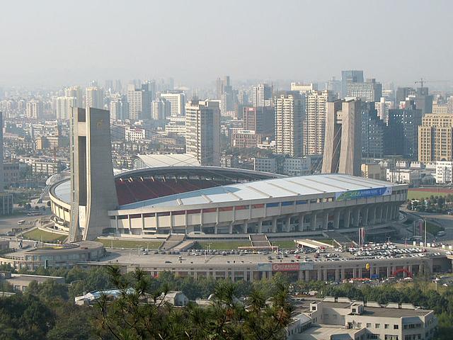 Für den G20 Gipfel herrscht in der ostchinesischen Stadt Hangzhou kurz mal Fahrverbot. Gute Sicht daher aufs Yellow Dragon Stadion. (Foto: Daveswagon / Wikipedia auf Englisch übertragen aus en.wikipedia nach Commons., Gemeinfrei,  https://commons.wikime