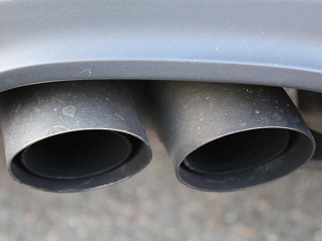 Der Dieselanteil am gesamten Kraftstoffabsatz erreichte mit 65 Prozent laut Statistischem Bundesamt einen neuen Rekordwert. (Foto: <a href="https://pixabay.com/de/auspuff-auto-grau-abgase-517799/" target="_blank">Paulina101 / pixabay.com</a>, CC0 Public D