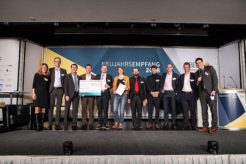 Die Jury zusammen mit Gewinnern des Startup-Pitches sowie den weiteren Teilnehmern. (Foto: © Bundesverband Erneuerbare Energie e.V.)