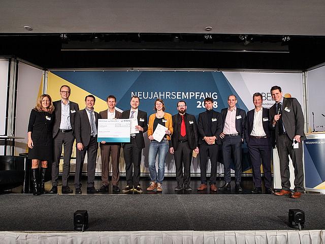 Die Jury zusammen mit Gewinnern des Startup-Pitches sowie den weiteren Teilnehmern. (Foto: © Bundesverband Erneuerbare Energie e.V.)