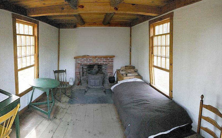 Innenraum der selbsterbauten Blockhütte im Wald des amerikanischen Philosophen Henri David Thoreau.