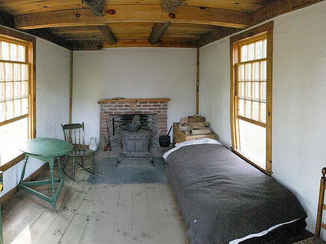 Innenraum der selbsterbauten Blockhütte im Wald des amerikanischen Philosophen Henri David Thoreau.