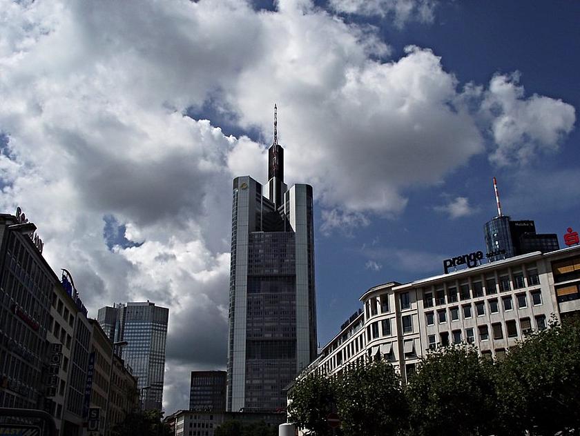 Der Commerzbank-Tower in Frankfurt am Main von der Straße aus fotografiert.