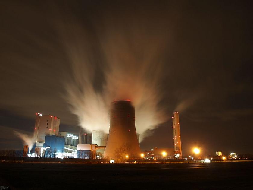Kühlturm im Kohlekraftwerk Niederaußem bei Nacht