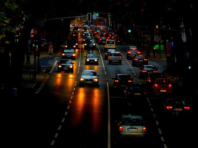 Städtischer Autoverkehr bei Dunkelheit