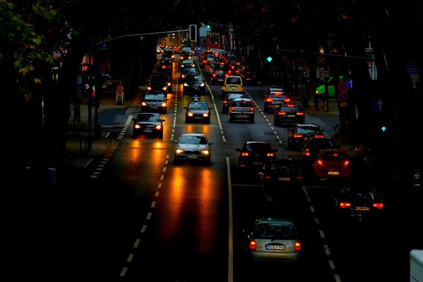 Städtischer Autoverkehr bei Dunkelheit