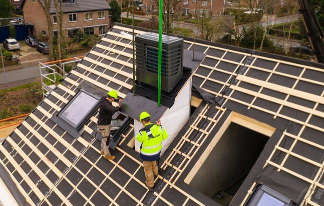 Vorgefertigte Energiemodule werden auf einem Gebäudedach installiert.