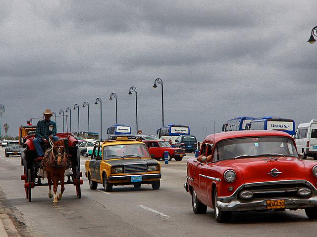 Foto: Bild eines Oldtimers auf einer Straße in Kuba.