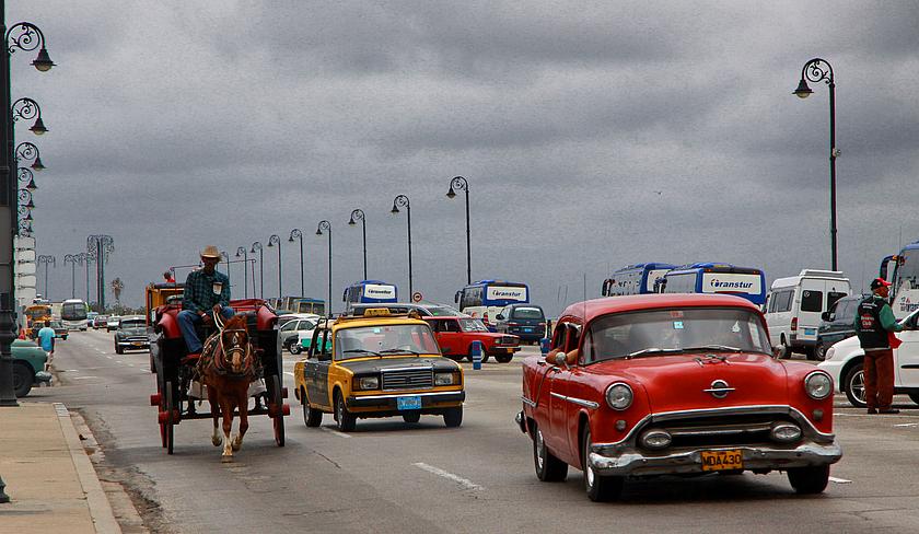 Foto: Bild eines Oldtimers auf einer Straße in Kuba.