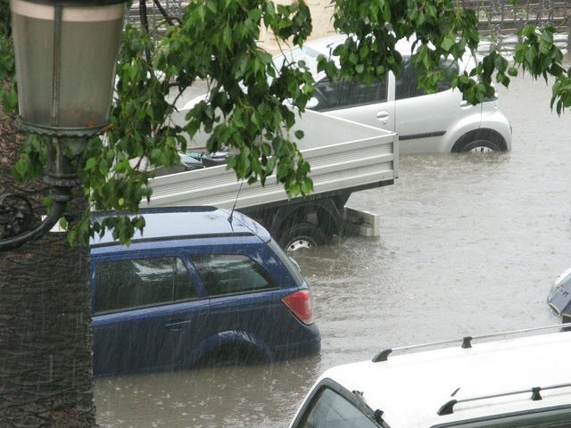 Überschwemmte Straße mit Autos