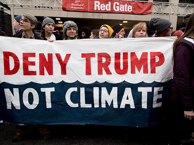 Demo in USA mit Plakat - Deny Trump, not climate