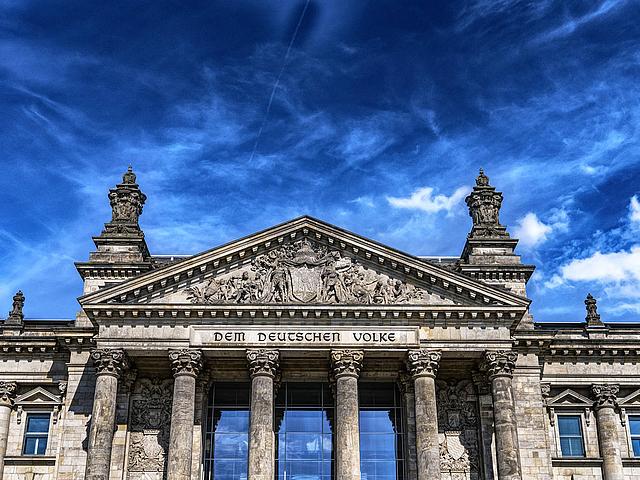 Blauer Himmel und Wolken vor dem Reichstagsgebäude des Deutschen Bundestags