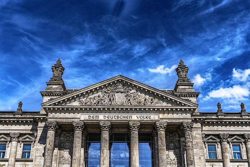 Blauer Himmel und Wolken vor dem Reichstagsgebäude des Deutschen Bundestags