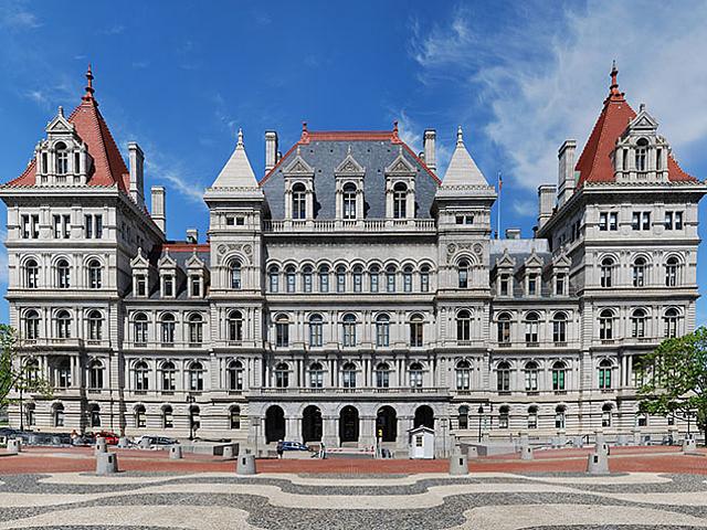 Das New York State Capitol in der Hauptstadt Albany ist Sitz der Legislative des Bundesstaates New York. Dort und am Sitz des Gouverneurs werden die ambitionierten Energie- und Klimapläne erarbeitet. (Foto: Matt H. Wade: http://en.wikipedia.org/wiki/User