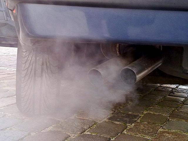 In Deutschland ist der Verkehr die größte Quelle für die gefährlichen Stickoxid-Emissionen. Mit der Einführung der blauen Umweltplakette soll damit jedoch Schluss sein. (Foto: © Rderijcke, https://commons.wikimedia.org/wiki/File:Automobile_exhaust_g