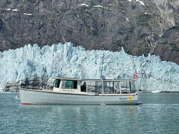 Solarboot vor Gletscher und Felsen