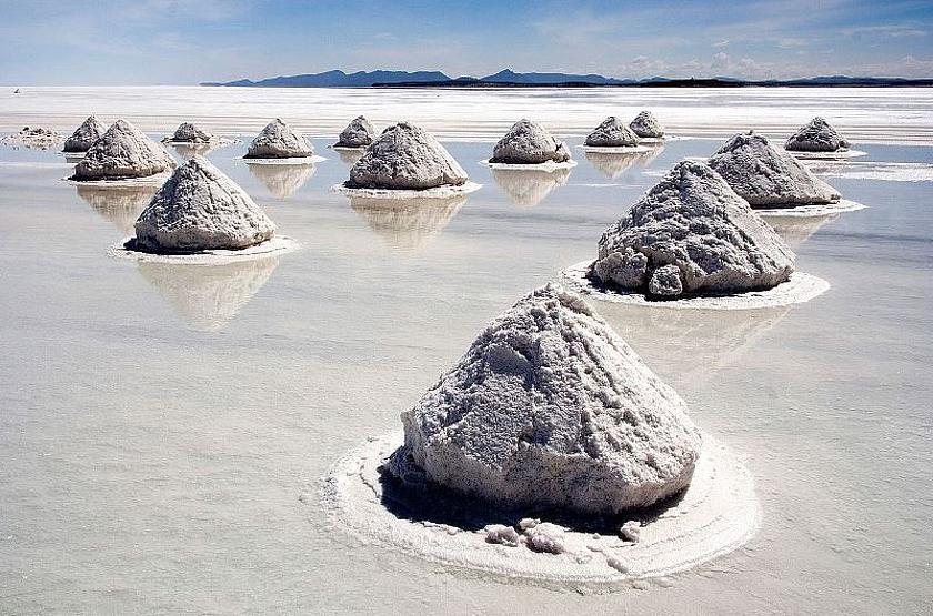 Salzhügel im Salar de Uyuni in Bolivien. Der Salar de Uyuni ist der größte und höchste Salzsee der Welt. Außer Salz schlummerrn hier enorme Lithium-Reserven.  (Foto: <a href="https://commons.wikimedia.org/w/index.php?curid=1820055" target="_blank"> L