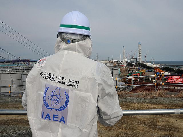 Ein Mitarbeiter der IAEA schaut auf die mit kontaminiertem Wasser versehenen Tanks und die Baumaßnahmen an den Reaktoren. (Foto: © Susanna Loof / IAEA, flickr.com/photos/iaea_imagebank/15880433393, CC BY-NC-ND 2.0)