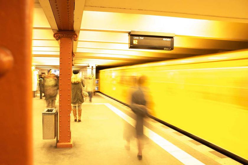 Gelbe U-Bahn an Haltestelle in Berlin