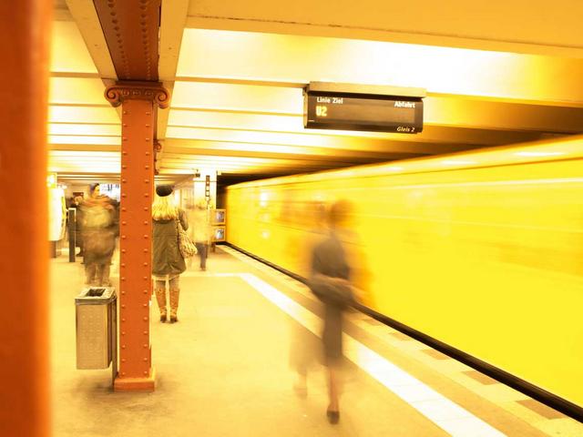 Gelbe U-Bahn an Haltestelle in Berlin