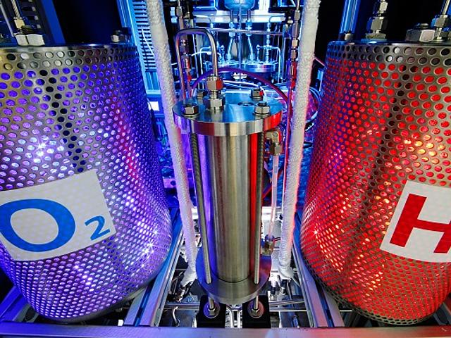 In einem elektrochemischen Prozess wird bei der Elektrolyse Wasser in Wasserstoff und Sauerstoff aufgespalten (Foto: © DLR/Thomas Ernsting)
