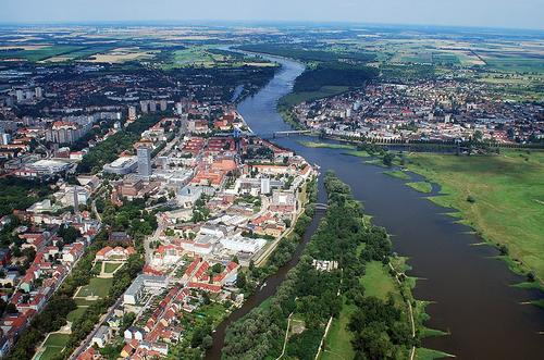 Luftaufnahme von Frankfurt an der Oder, gut zu sehen der Fluss mit Buhnen