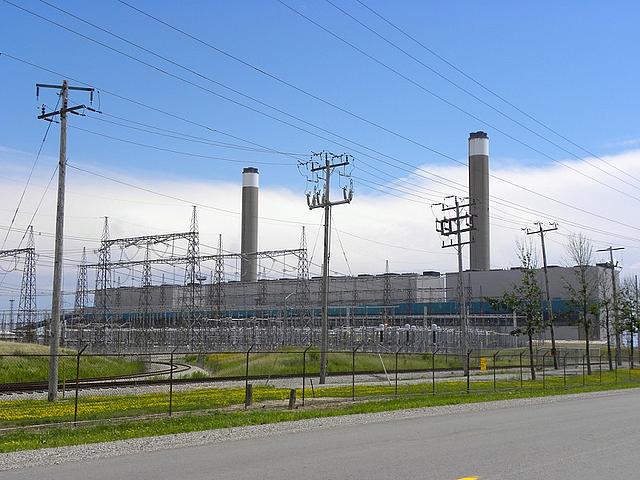 Das Nanticoke-Kraftwerk in der kanadischen Provinz Ontario. Auf dem Gelände des ehemals größten Kohlekraftwerks Nordamerikas soll ein 44 MW Solarpark entstehen. (Foto: © JasonParis, flickr.com/photos/jasonparis/3760786456, CC BY 2.0)