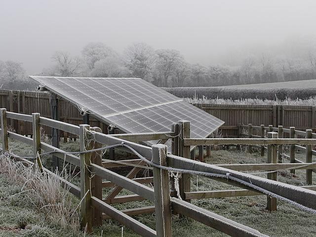 Eingefrorene Photovoltaik-Module im dichten Nebel. (Foto: <a href="http://www.geograph.org.uk/photo/4799807" target="_blank">Roger Davies  / Geograph.org.uk </a>, <a href="https://creativecommons.org/licenses/by-sa/2.0/" target="_blank">CC BY-SA 2.0</a>)