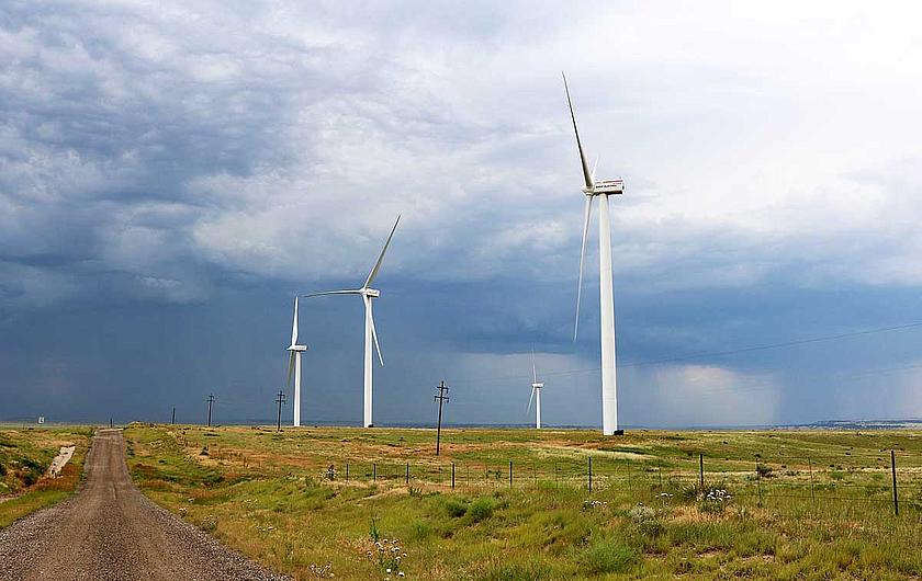 Bild von Windkraftanlagen auf Wiesenflächen