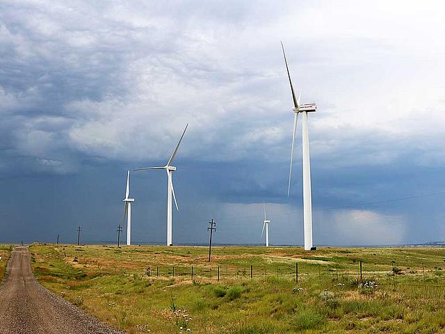 Bild von Windkraftanlagen auf Wiesenflächen