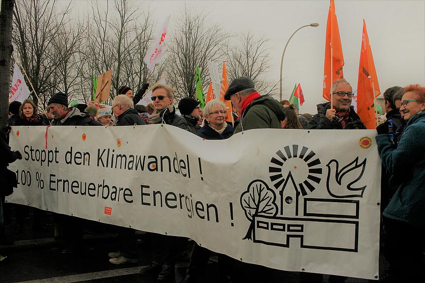 Demonstranten mit Plakat bei einer Anti-Kohle-Demo in Berlin 2018.