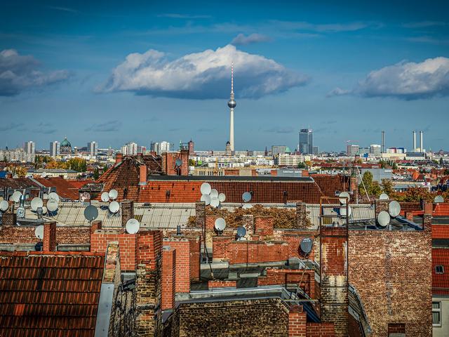 Blick über Dächer Berlins mit dem Fernsehturm im Hintergrund